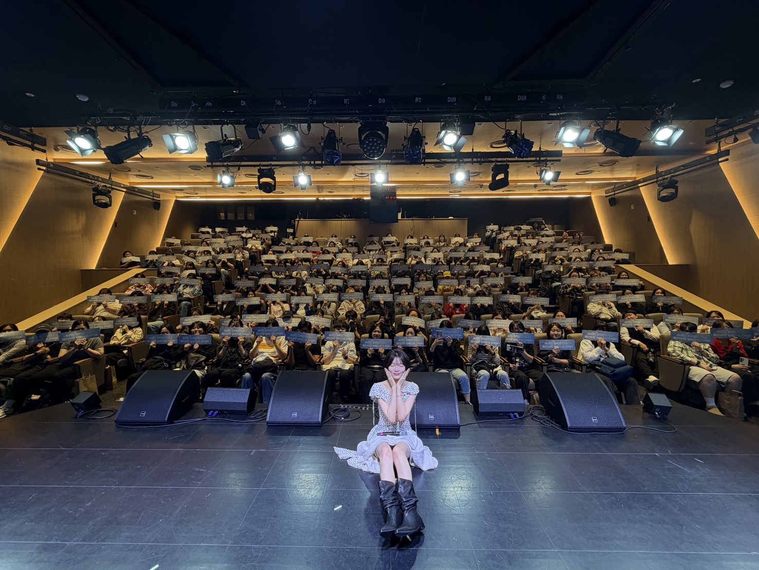 ハン・ジウ 1st FAN MEETING ソウル公演でのファンとの集合写真